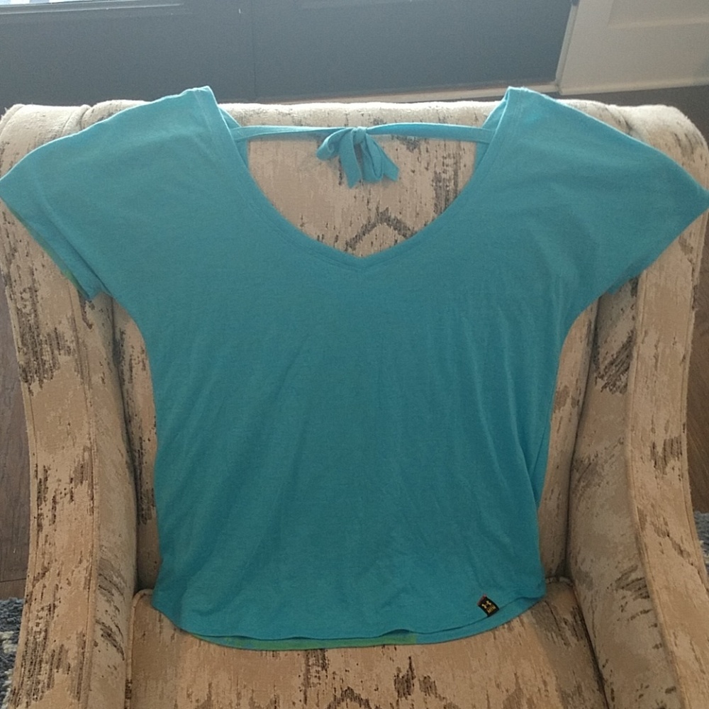 EUC Under Armour Vneck sz L